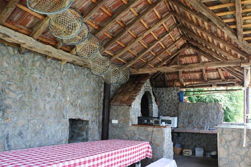 ein Zimmer mit einem Tisch und einem Kamin in einem Haus in der Unterkunft Chalet Ljubicine kolibe in Golubinje