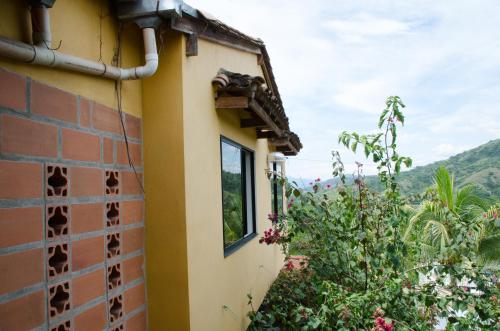 a house with a window on the side of it at Hospedaje la Glorieta in Santa Fe de Antioquia
