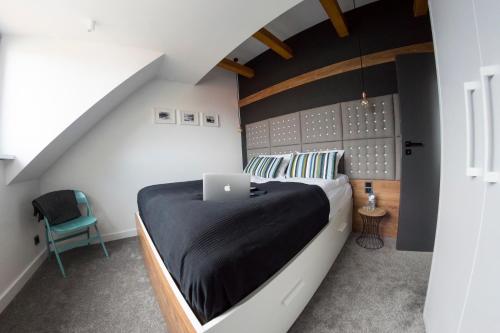 sypialnia z łóżkiem z laptopem w obiekcie Apartament Portowy Zakątek w Ustce