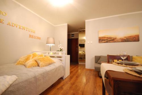 ソポトにあるSopot Oasis Apartmentのベッドルーム1室(ベッド1台、ソファ、テーブル付)