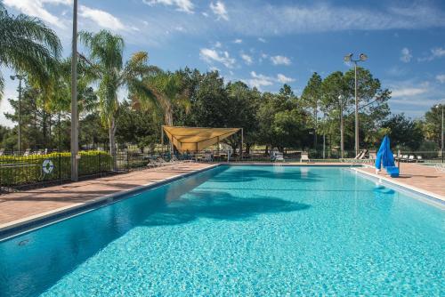בריכת השחייה שנמצאת ב-Orlando RV Resort או באזור