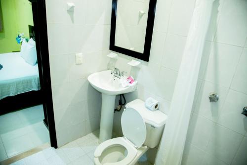 ein Badezimmer mit Toilette und Waschbecken in der Unterkunft Hotel Turquesa Maya in Felipe Carrillo Puerto