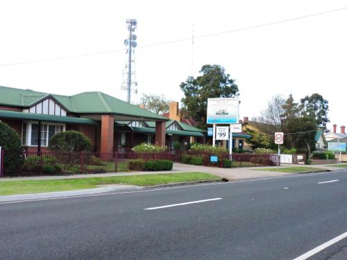 a building on the side of a street at Bairnsdale Tanjil Motor Inn in Bairnsdale