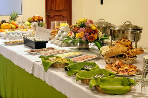 un tavolo con un buffet di cibo sopra di Amara Hotel a Lima