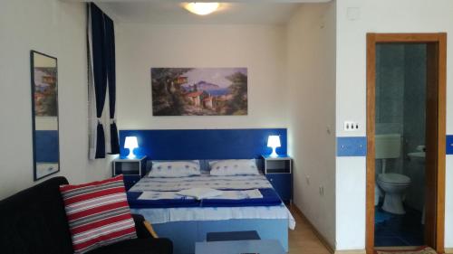 Ένα ή περισσότερα κρεβάτια σε δωμάτιο στο Blue Apartments & Suites