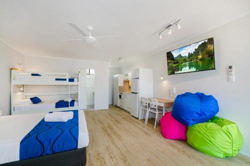 Ένα ή περισσότερα κρεβάτια σε δωμάτιο στο Beach House Motel