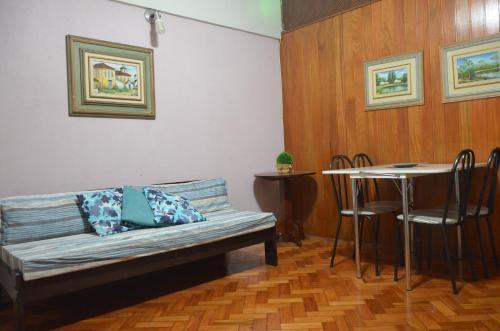 sala de estar con sofá y mesa en Copacabana Etrusco Apartment, en Río de Janeiro
