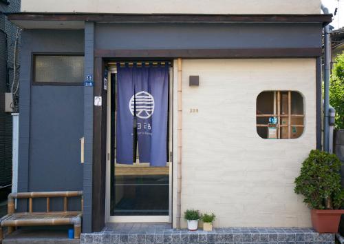 東京にある328 Hostel & Loungeの青い幕付きの家