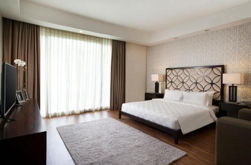 Ένα ή περισσότερα κρεβάτια σε δωμάτιο στο The Sintesa Residence Jimbaran