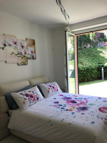 - une chambre avec un lit et une fenêtre dans l'établissement Orchidea Apartment, à Bellagio