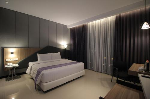 Postel nebo postele na pokoji v ubytování Forriz Hotel Yogyakarta