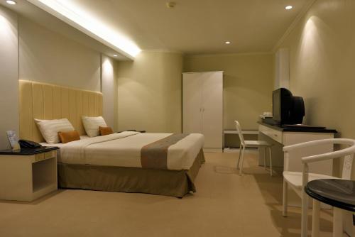 En eller flere senger på et rom på Hotel Gajahmada Pontianak