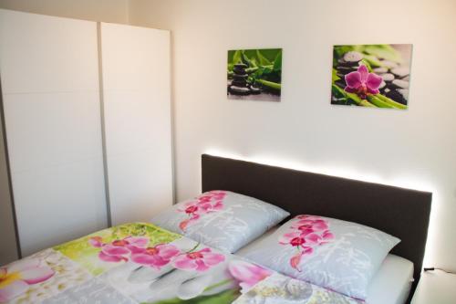 een slaapkamer met een bed met roze bloemen erop bij Ferienwohnung im Tännig in Bischberg
