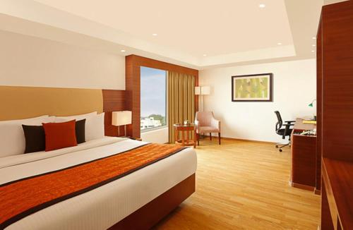 Postel nebo postele na pokoji v ubytování Lemon Tree Hotel Shimona Chennai