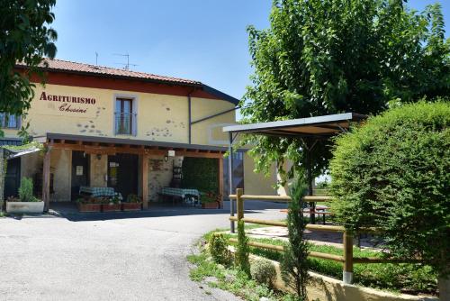 un edificio con una valla delante en Agriturismo Chesini, en Castelnuovo del Garda