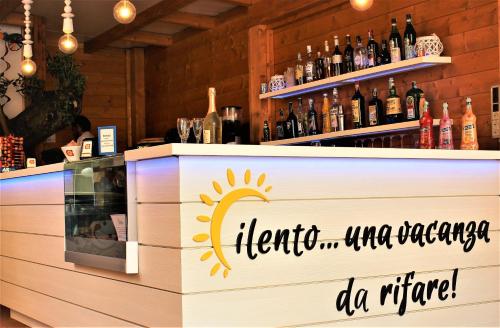 eine Bar mit einer Theke mit Weinflaschen in der Unterkunft Residence Villa Andrea in Marina di Camerota