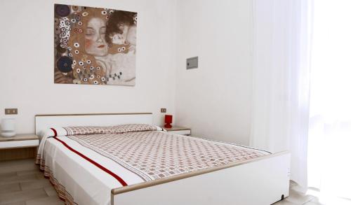 ビビオーネにあるCinziaの白い部屋のベッド1台