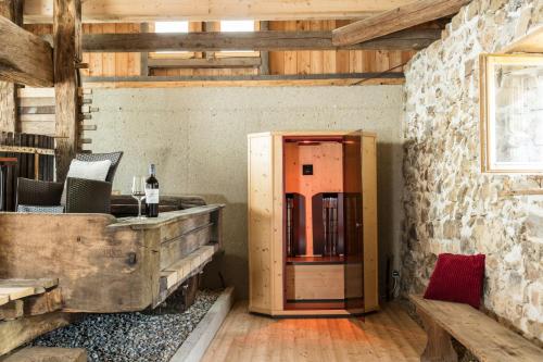 a wine cellar with a wooden door in a room at Kellerstöckl in Klöch - das Presshaus in Klöchberg