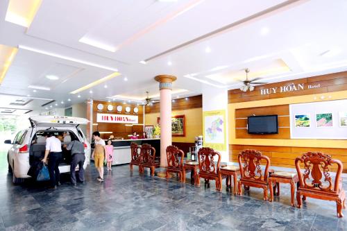 ein Restaurant mit einer Reihe von Stühlen und einem Food Court in der Unterkunft Huy Hoan Hotel in Ha Giang
