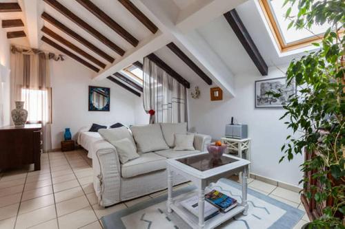 un salon avec un canapé et une table dans l'établissement Studio Le Petit Nid d'Amour meublé Tourisme 3 étoiles Poggio, à Santa-Lucia-di-Tallano