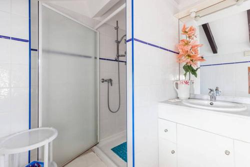 Phòng tắm tại Maison de vacances Le Petit Nid d'Amour Poggio meublé Tourisme 3 étoiles