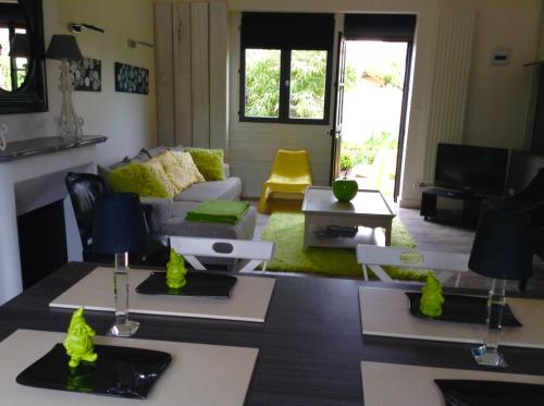 uma sala de estar com um sofá e uma mesa em La Maison de famille les Alizés em Le Crotoy