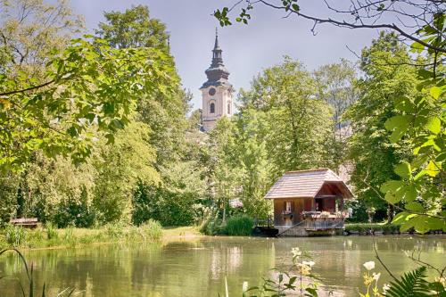 a park with a building in the background and a pond at Ferienhaus Mountain View in Spital am Pyhrn