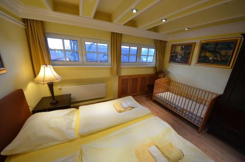 - une chambre avec un grand lit et un lit bébé dans l'établissement Ferienhaus-Strandflieder-in-Gross-Zicker-Halbinsel-Moenchgut, à Groß Zicker