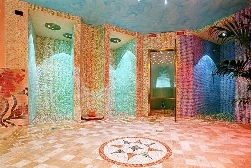 a room with a mosaic wall and a tile floor at Hotel Ferrari in Salsomaggiore Terme