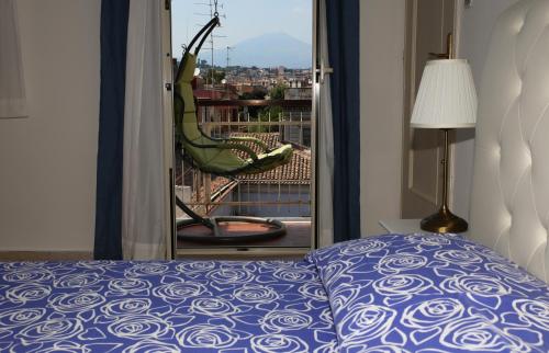 カターニアにあるEtnea Wonderful Viewのベッドルーム1室(ベッド1台付)が備わります。バルコニーの景色を望めます。