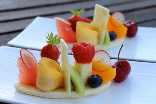 a bunch of fruit on a plate on a table at La Métairie des Songes in Gourdon-en-quercy