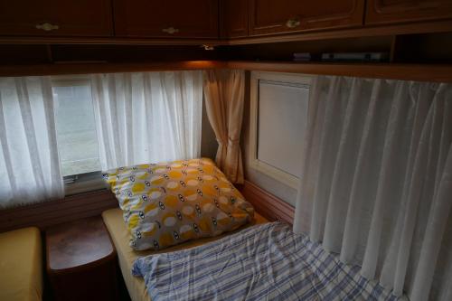 Een bed of bedden in een kamer bij Komfortcaravan