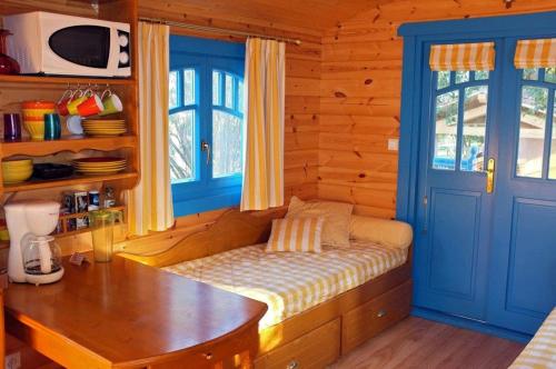 une pièce avec un banc dans une cabane en rondins dans l'établissement Roulotte De Charme, à Grasse