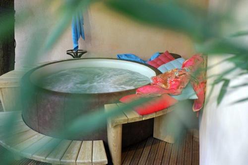 una bañera de hidromasaje en Roulotte De Charme, en Grasse