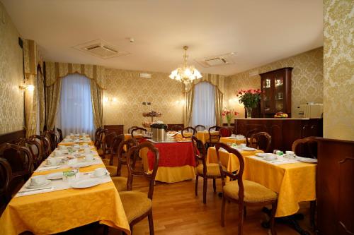 Un restaurante o sitio para comer en Hotel Gorizia a La Valigia