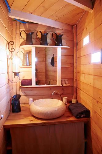 - une salle de bains pourvue d'un lavabo dans une cabine en bois dans l'établissement La Cab'Ane, à Saint-Jean-aux-Bois