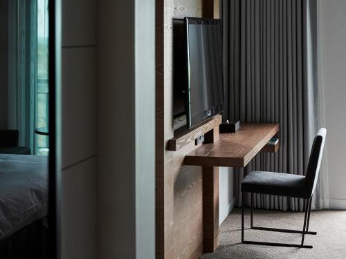 Телевизор и/или развлекательный центр в The Suites Hotel Jeju