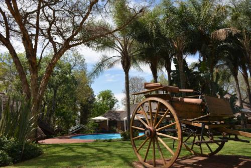 ein Holzwagen im Gras neben einem Pool in der Unterkunft Haggards on Hilldrop in Newcastle