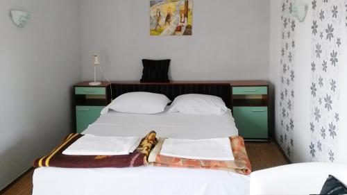 Giường trong phòng chung tại Apartments Petkovic
