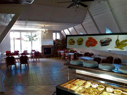En restaurang eller annat matställe på MAX Apartamenty - Pokoje - Domki - Restauracja - Basen