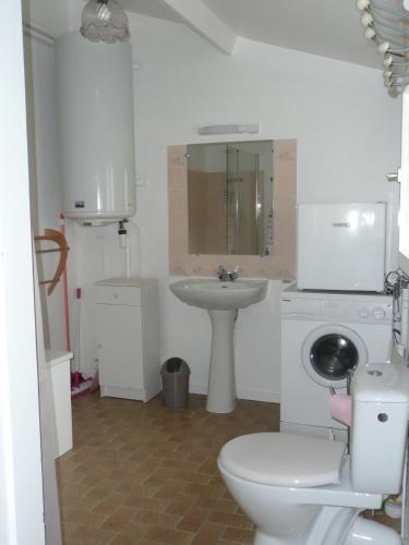 une salle de bain avec toilettes et lavabo dans l'établissement Rose Cottage En Baie De Somme, à Nouvion-en-Ponthieu