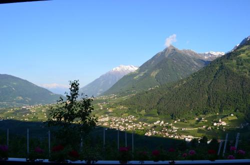 a view of a valley in the mountains at Zimmervermietung Gröberhof in Schenna