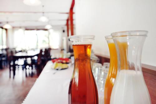 due vasi seduti sopra un tavolo di APLEND Tatry Holiday a Veľký Slavkov