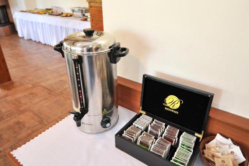 un frullatore seduto su un bancone accanto a una scatola di APLEND Tatry Holiday a Veľký Slavkov