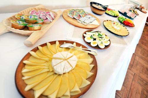 un tavolo bianco con piatti di cibo sopra di APLEND Tatry Holiday a Veľký Slavkov