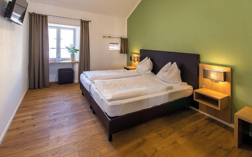 Un pat sau paturi într-o cameră la Müllisch's Hof Hotel