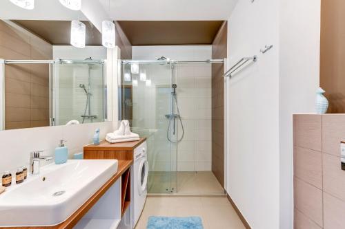 a bathroom with a sink and a shower at INA Rent - Tre Mare Apartamenty in Gdańsk