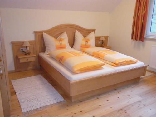 プルークガーンにあるHintereggerhofのベッドルーム1室(黄色と白の枕が備わるベッド2台付)
