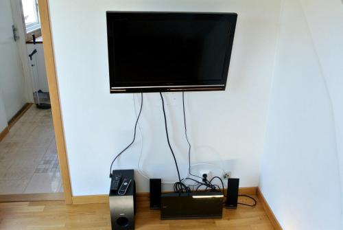 En tv och/eller ett underhållningssystem på Room by Water