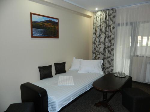 ein Hotelzimmer mit einem Bett und einem Tisch in der Unterkunft Liador in Câmpia Turzii